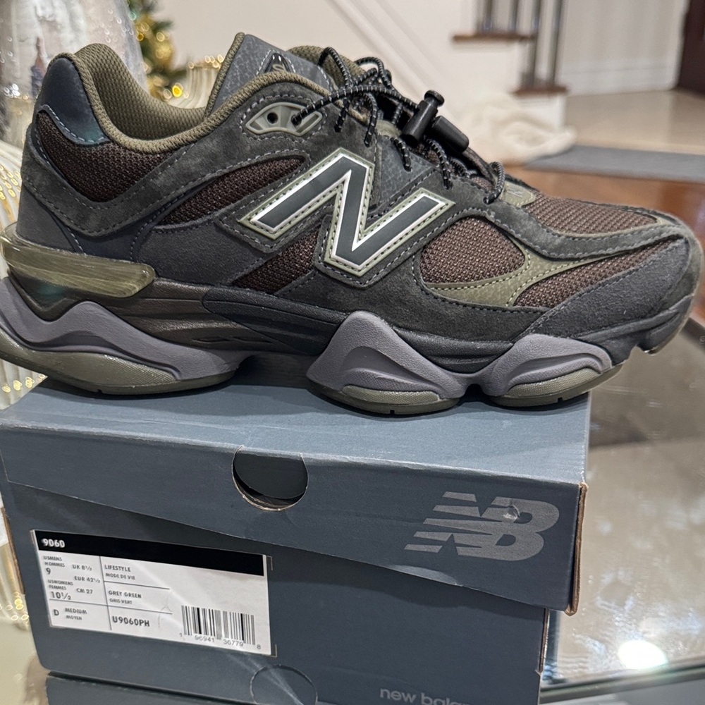 New Balance Men's Black and Gray Sneakers